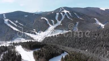 在<strong>滑雪</strong>场设有<strong>滑雪</strong>者和<strong>滑雪</strong>升降机的空中<strong>滑雪</strong>斜坡。 雪山森林